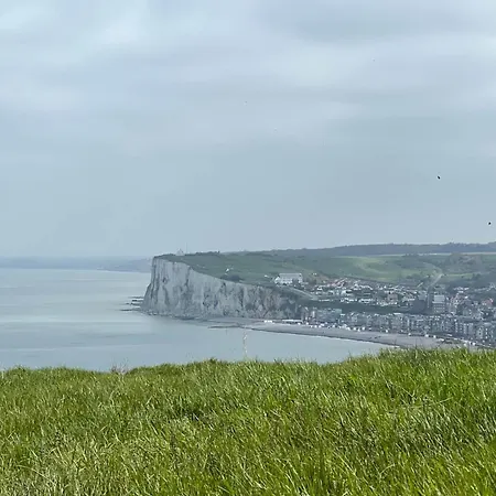 Appartement Avec Grand Balcon Et Vue à 300 M Plage, Lit Queen Size *