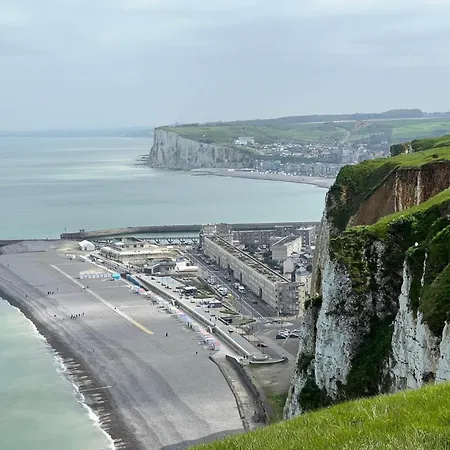 Avec Grand Balcon Et Vue à 300 M Plage, Lit Queen Size *